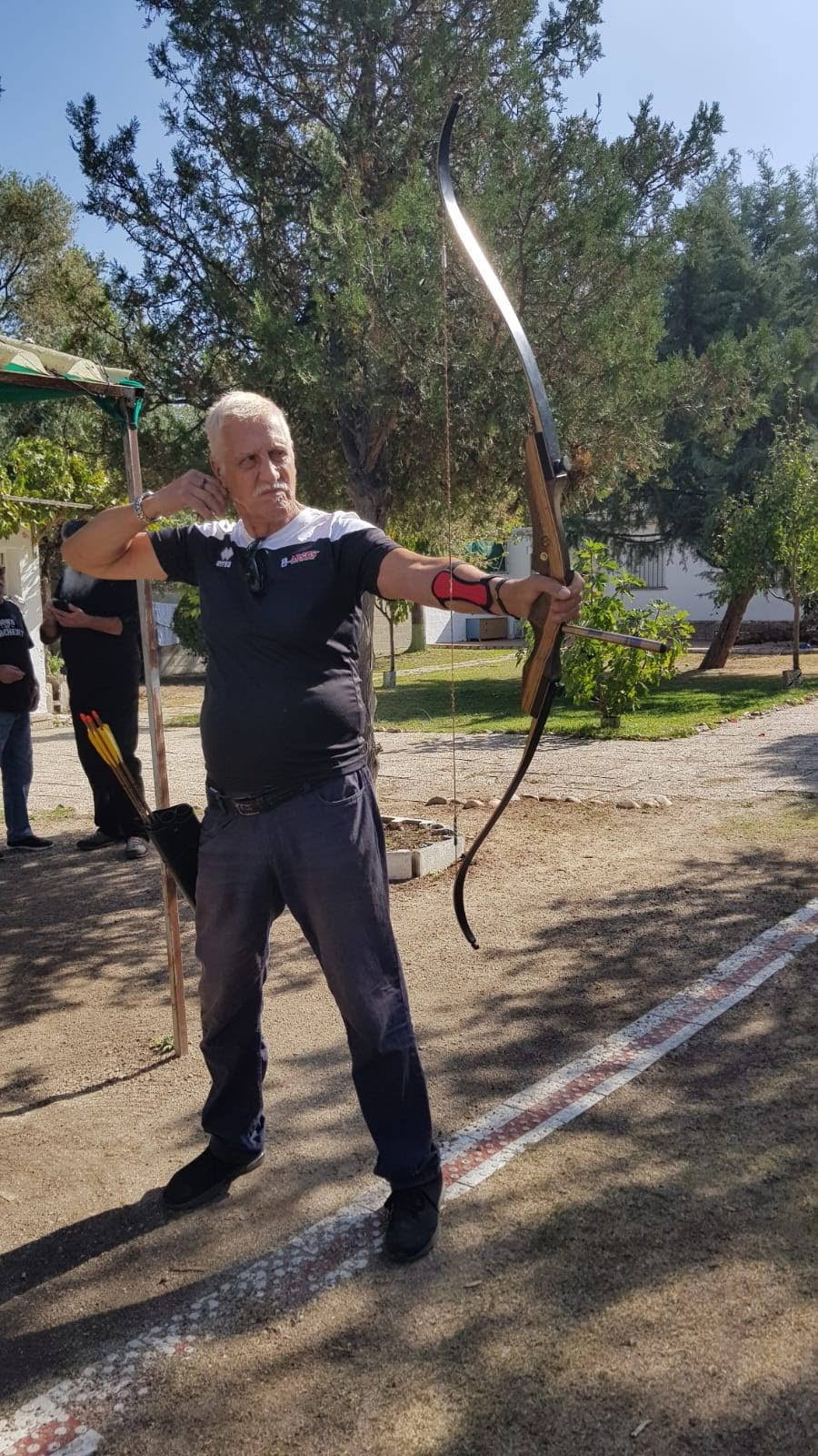 Pepe de Lucio practicando tiro con arco